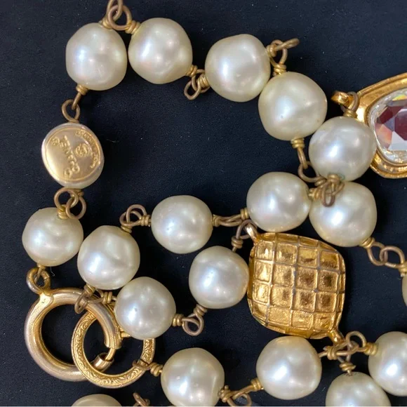 CHANEL 1970s quilted pearl and crystal embellished necklace. Collectors item! - Picture 4 of 4